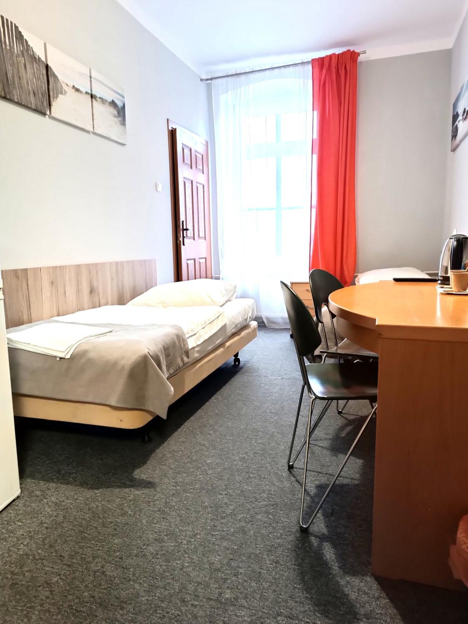 Hostel Krosnienska 12 Жельона Гора Екстериор снимка