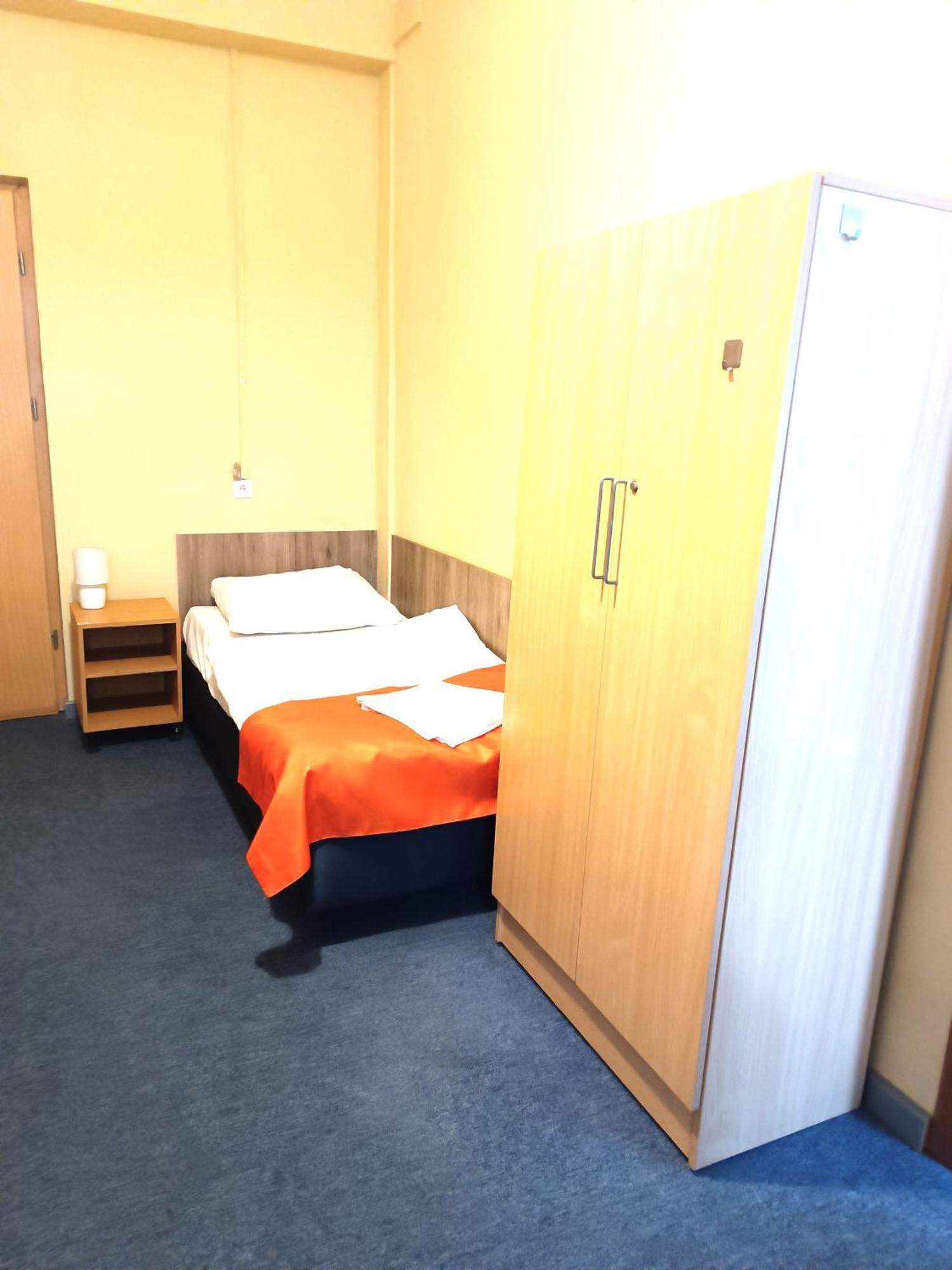Hostel Krosnienska 12 Жельона Гора Екстериор снимка