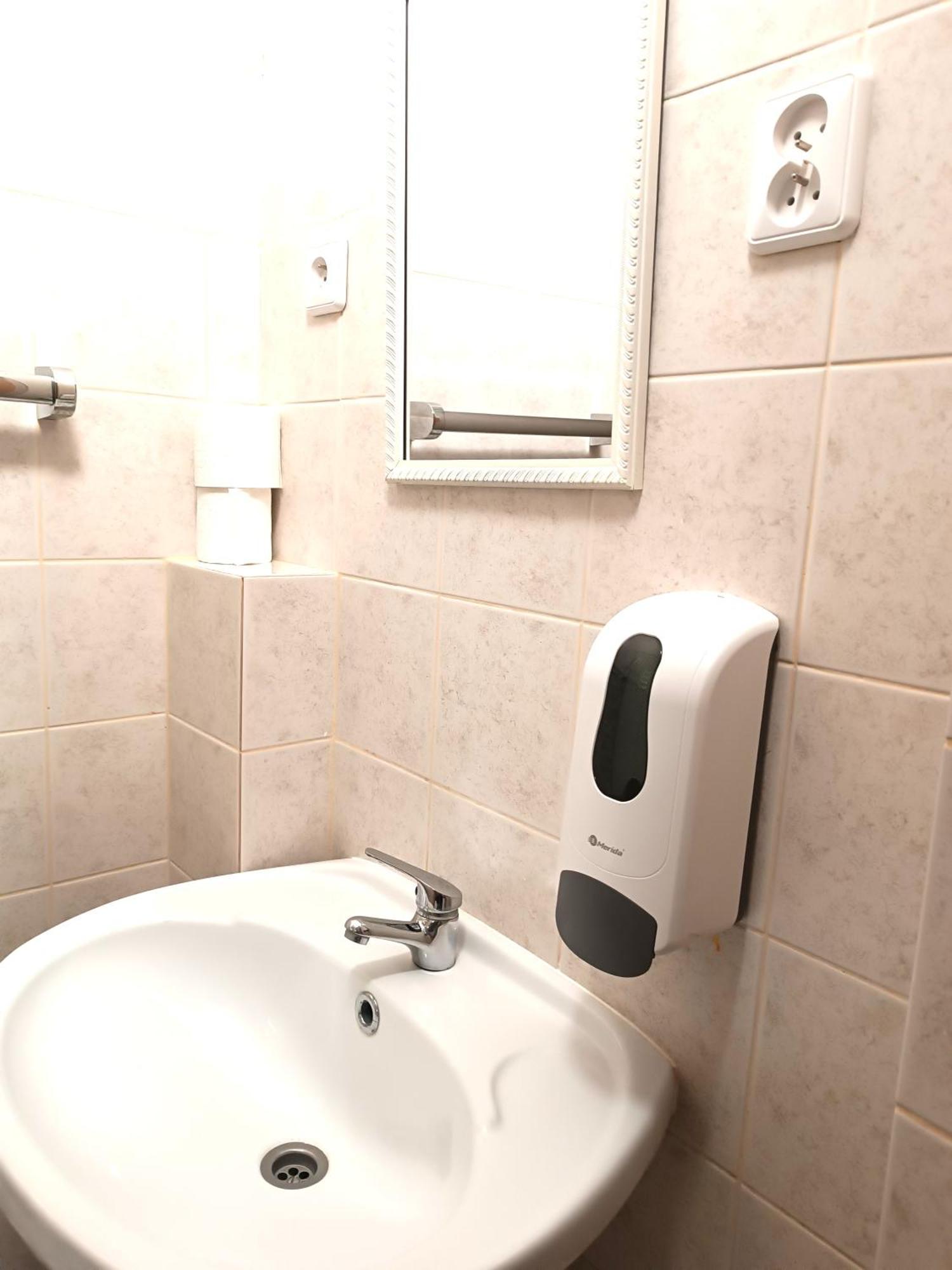 Hostel Krosnienska 12 Жельона Гора Екстериор снимка