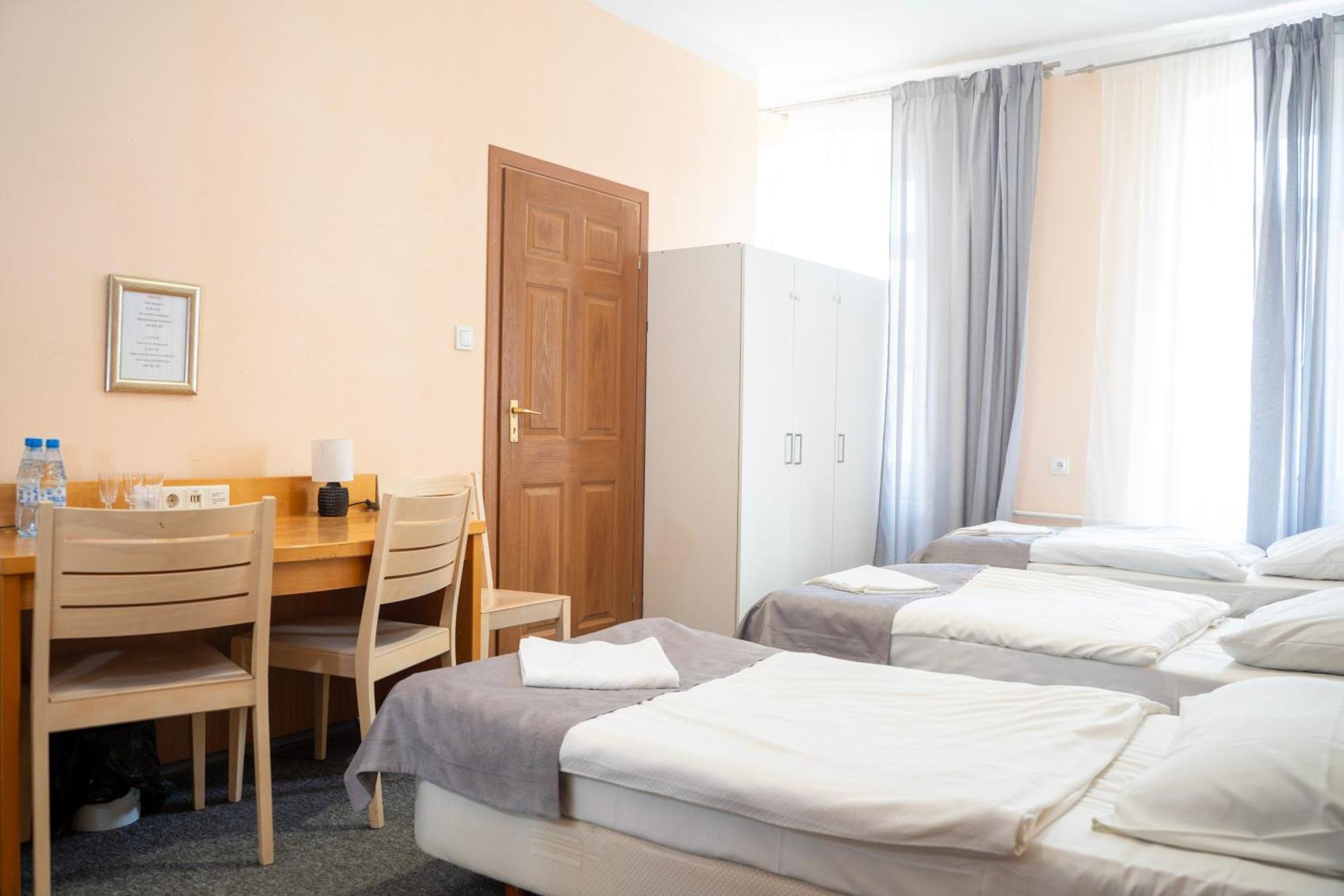 Hostel Krosnienska 12 Жельона Гора Екстериор снимка