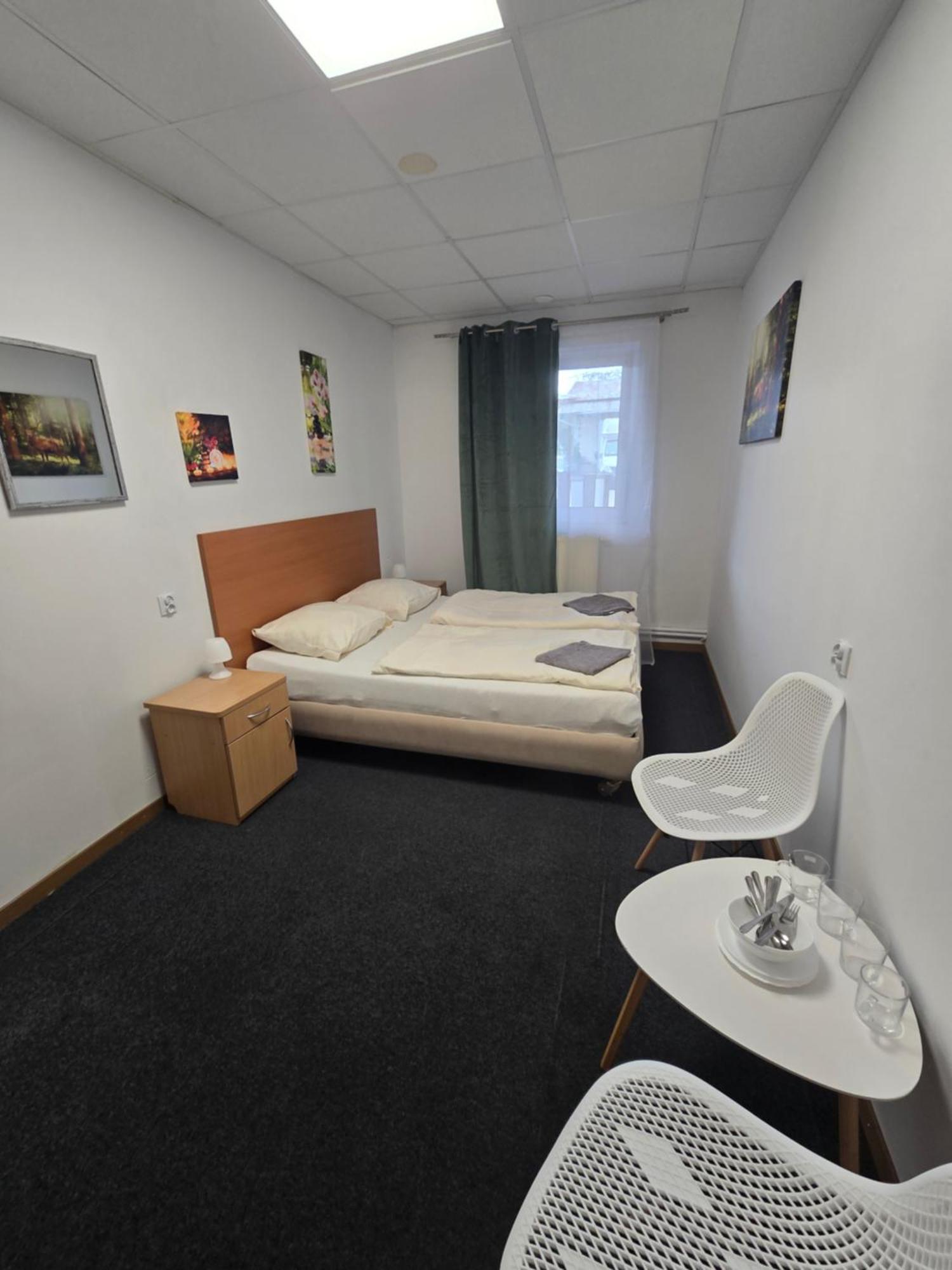 Hostel Krosnienska 12 Жельона Гора Екстериор снимка