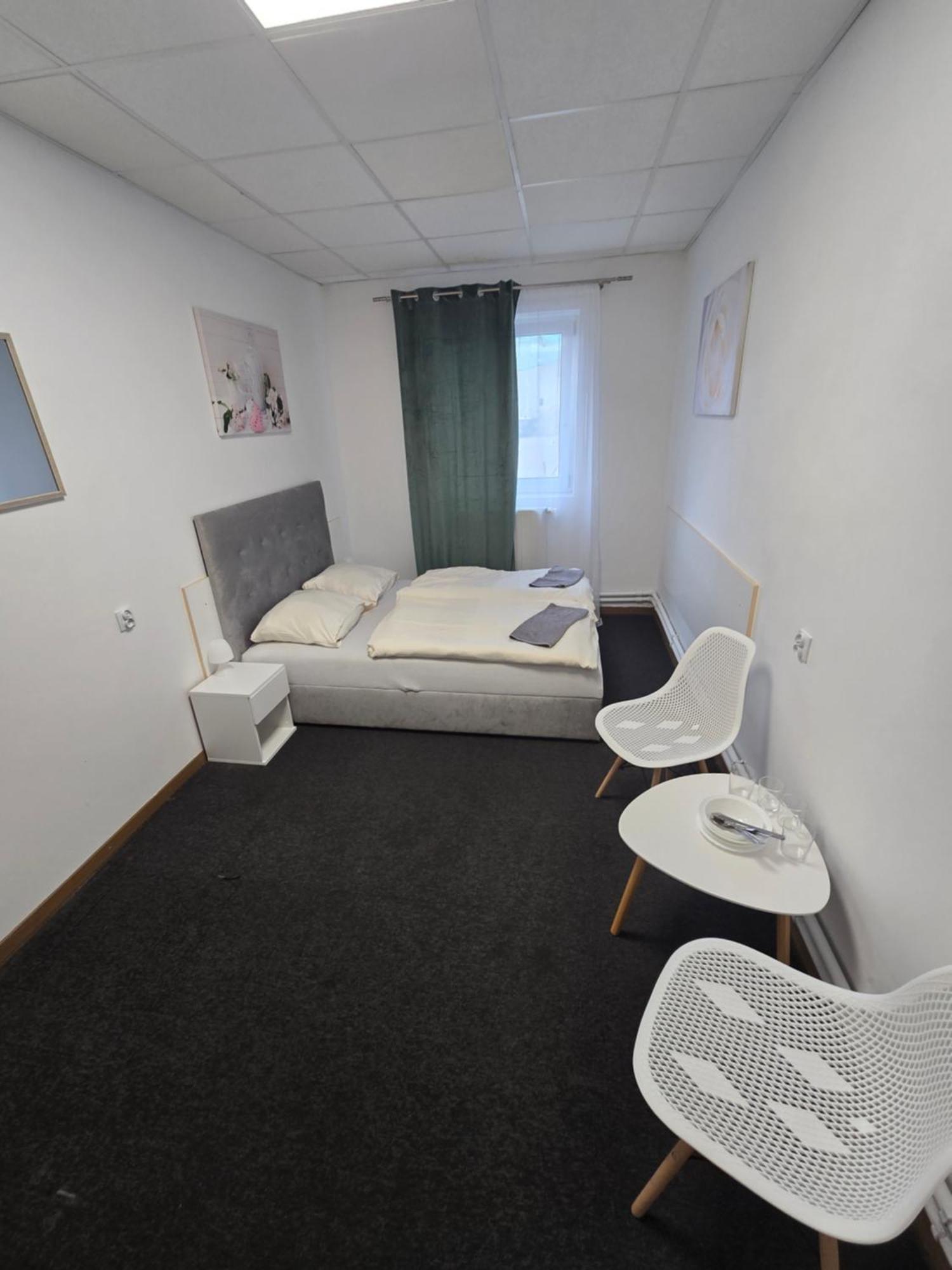 Hostel Krosnienska 12 Жельона Гора Екстериор снимка
